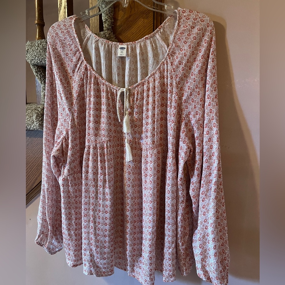 Old Navy women’s boho long sleeve top with adjustable tie.